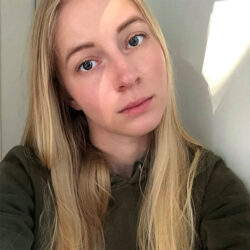 Portrait d’une étudiante satisfaite après avoir suivi un cours d’anglais en ligne avec Edlingo, symbolisant l’efficacité d’un apprentissage personnalisé.