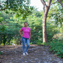 Femme souriante posant dans un parc verdoyant après avoir suivi un cours d’anglais en ligne avec un tuteur Edlingo, symbolisant un apprentissage accessible et flexible.