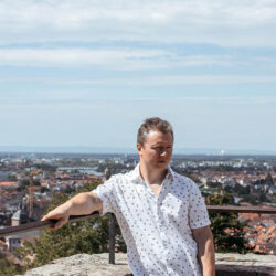 Homme profitant d’une vue panoramique après une session avec un tuteur d’espagnol en ligne d’Edlingo, illustrant la liberté d’apprendre depuis n’importe où.