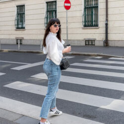 Jeune femme traversant un passage piéton dans une rue urbaine après avoir suivi un cours d’espagnol en ligne avec un tuteur Edlingo.
